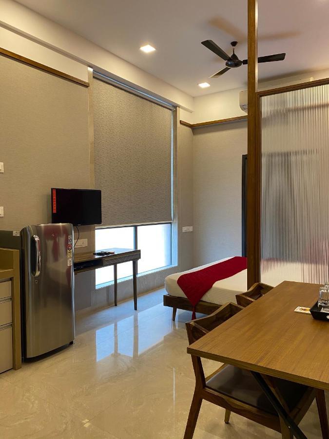 Theory9 Premium Service Apartments Khar มุมไบ ภายนอก รูปภาพ