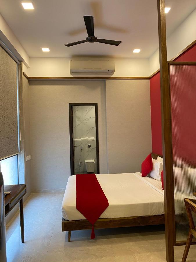 Theory9 Premium Service Apartments Khar มุมไบ ภายนอก รูปภาพ