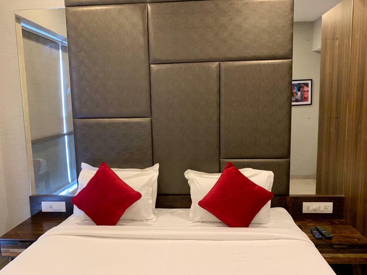 Theory9 Premium Service Apartments Khar มุมไบ ภายนอก รูปภาพ