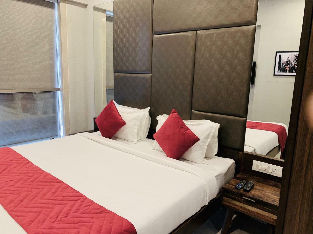 Theory9 Premium Service Apartments Khar มุมไบ ภายนอก รูปภาพ