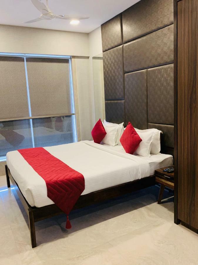 Theory9 Premium Service Apartments Khar มุมไบ ภายนอก รูปภาพ