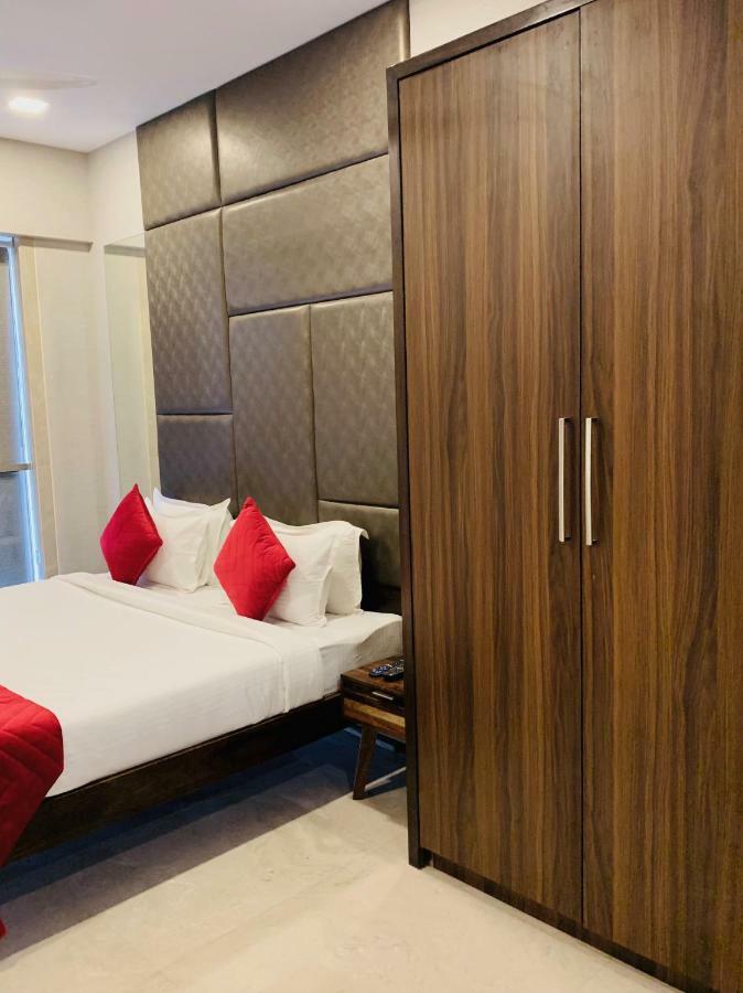 Theory9 Premium Service Apartments Khar มุมไบ ภายนอก รูปภาพ